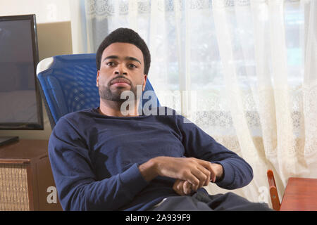Porträt eines afroamerikanischen Mannes mit Zerebralparese zu Hause Stockfoto