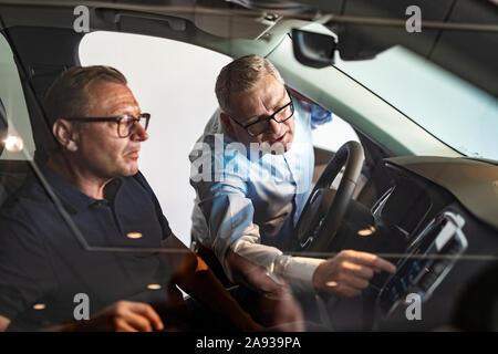 Männer im Auto. Stockfoto