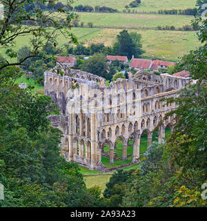 Rievaulx Abbey gesehen von Rievaulx Terrasse, Ryedale, North Yorkshire Moors, Großbritannien Stockfoto