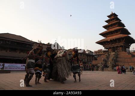 Kathmandu, Nepal. 12 Nov, 2019. Traditionelle Tänzer Präsident von Bangladesh willkommen, Abdul Hamid während der Besuche Bhaktapur Durbar Square, ein Weltkulturerbe der UNESCO, und Tempel in Bhaktapur, Nepal am Dienstag, 12. November 2019. Präsident von Bangladesh, Abdul Hamid ist auf vier - Tag offizielle goodwill Besuch in Nepal auf Einladung des Präsidenten von Nepal Bidhya Devi Bhandari. (Foto durch Subash Shrestha/Pacific Press) Quelle: Pacific Press Agency/Alamy leben Nachrichten Stockfoto