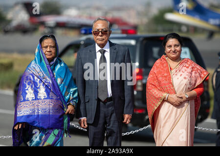 Kathmandu, Nepal. 12 Nov, 2019. Präsident von Bangladesh Abdul Hamid (c) und Präsident von Nepal Bidhya Devi Bhandari (R) und der First Lady von Bangladesch Rashida Hamid (L) pose für Bild nach Ihrer Ankunft am internationalen Flughafen Tribhuvan in Kathmandu am 12. November 2019 (Foto von Prabin Ranabhat/Pacific Press) Quelle: Pacific Press Agency/Alamy leben Nachrichten Stockfoto