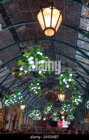 London, Großbritannien. 12. November 2019. Covent Garden Market Weihnachten Leuchten eingeschaltet, Covent Garden, London mit dem traditionellen Mistel und Xmas Tree christbaumkugeln Design: Paul Brown/Alamy leben Nachrichten Stockfoto