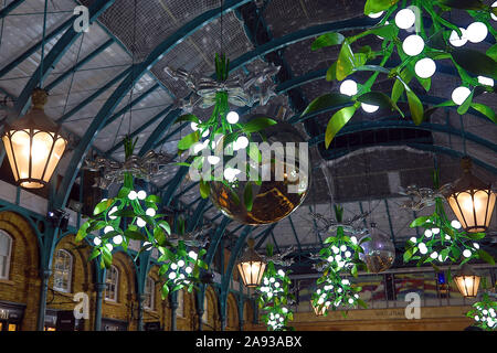 London, Großbritannien. 12. November 2019. Covent Garden Market Weihnachten Leuchten eingeschaltet, Covent Garden, London mit dem traditionellen Mistel und Xmas Tree christbaumkugeln Design: Paul Brown/Alamy leben Nachrichten Stockfoto