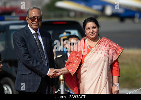 Kathmandu, Nepal. 12 Nov, 2019. Präsident von Bangladesh Abdul Hamid (L) und Präsident von Nepal Bidhya Devi Bhandari (R) schütteln sich die Hände während der Begrüßungszeremonie auf dem Internationalen Flughafen Tribhuvan in Kathmandu, Nepal, 21. November 2019. (Foto durch Prabin Ranabhat/Pacific Press) Quelle: Pacific Press Agency/Alamy leben Nachrichten Stockfoto