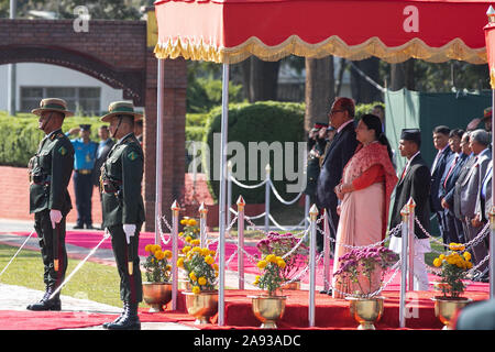 Kathmandu, Nepal. 12 Nov, 2019. Präsident von Bangladesh Abdul Hamid (C, links) und Nepals Präsident Bidhya Devi Bhandari (C, rechts) erhielt die Ehrengarde während der Begrüßungszeremonie auf dem Internationalen Flughafen Tribhuvan in Kathmandu, Nepal, 21. November 2019 (Foto von Prabin Ranabhat/Pacific Press) Quelle: Pacific Press Agency/Alamy leben Nachrichten Stockfoto