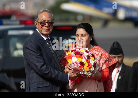 Kathmandu, Nepal. 12 Nov, 2019. Präsident von Bangladesh Abdul Hamid (R) erhält eine Blumen Blumenstrauß von Nepals Präsident Bidhya Devi Bhandari (L) bei seiner Ankunft am Internationalen Flughafen Tribhuvan in Kathmandu, Nepal, 21. November 2019. (Foto durch Prabin Ranabhat/Pacific Press) Quelle: Pacific Press Agency/Alamy leben Nachrichten Stockfoto