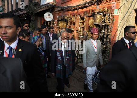 Kathmandu, Nepal. 12 Nov, 2019. Präsident von Bangladesh, Abdul Hamid visits Bhaktapur Durbar Square, ein Weltkulturerbe der UNESCO, und Tempel in Bhaktapur, Nepal am Dienstag, 12. November 2019. Präsident von Bangladesh, Abdul Hamid ist auf vier - Tag offizielle goodwill Besuch in Nepal auf Einladung des Präsidenten von Nepal Bidhya Devi Bhandari. (Foto durch Subash Shrestha/Pacific Press) Quelle: Pacific Press Agency/Alamy leben Nachrichten Stockfoto