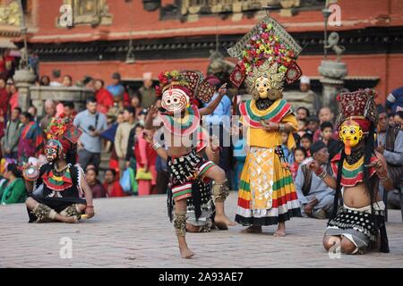 Kathmandu, Nepal. 12 Nov, 2019. Traditionelle Tänzer Präsident von Bangladesh willkommen, Abdul Hamid während der Besuche Bhaktapur Durbar Square, ein Weltkulturerbe der UNESCO, und Tempel in Bhaktapur, Nepal am Dienstag, 12. November 2019. Präsident von Bangladesh, Abdul Hamid ist auf vier - Tag offizielle goodwill Besuch in Nepal auf Einladung des Präsidenten von Nepal Bidhya Devi Bhandari. (Foto durch Subash Shrestha/Pacific Press) Quelle: Pacific Press Agency/Alamy leben Nachrichten Stockfoto