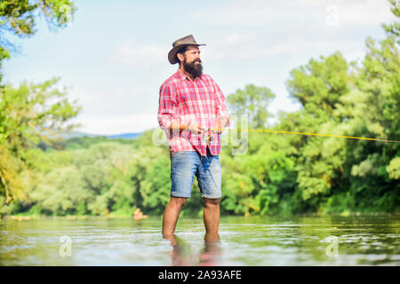Fischer Angelausrüstung. Hobby Sport. Ruhige und friedliche Stimmung. Fische in der Regel in freier Wildbahn gefangen. Trout Farm. Mann bärtigen Fischer. Fischer Stockfoto
