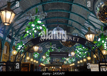 London, Großbritannien. 12. November 2019. Covent Garden Market Weihnachten Leuchten eingeschaltet, Covent Garden, London mit dem traditionellen Mistel und Xmas Tree christbaumkugeln Design: Paul Brown/Alamy leben Nachrichten Stockfoto