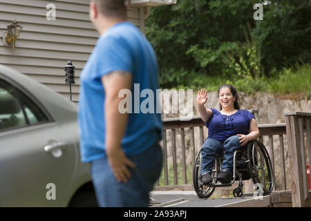 Frau mit Spina Bifida und ihr Mann immer bereit Steigen Sie in das Auto Stockfoto