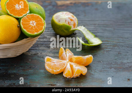 Frisch und saftig mandarin Obst auf dem Holztisch. Stockfoto