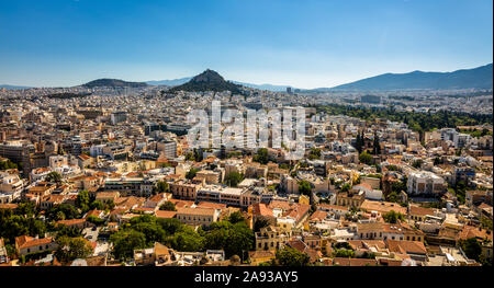 Stadtbild mit Athen Lycabettus Hügel im Hintergrund, von der Akropolis. Athen, Griechenland Stockfoto