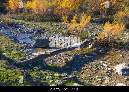 Alte klapprige Brücke über den Fluss Stockfoto