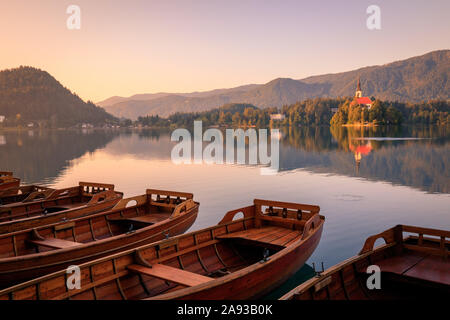 See mit Booten im Herbst Hintergrund Bled. Der See von Bled ist bekannt und beliebten europäischen Reiseziel. Stockfoto