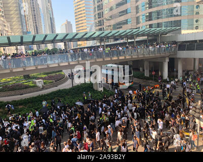 Zentrale/Hongkong - 13. November 2019: Der Arbeitnehmer melden Sie das Match in Zentral. Nach der Maske Gesetz gestartet wird, werden die Menschen noch den Protest unterstützen. Stockfoto