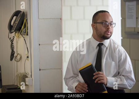 Afroamerikanischer Mann mit Down-Syndrom als Kellner Die Küche Stockfoto