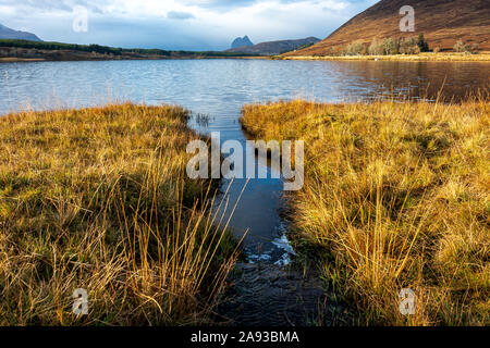 Loch Borrolan und Suilven, Sutherland, Schottland, Vereinigtes Königreich Stockfoto