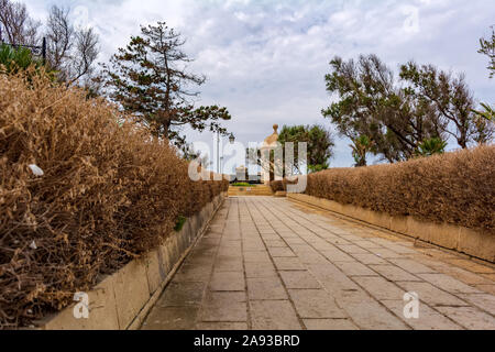 Pfad in Gardjola Gärten mit Brunnen und Wachturm Vedetta. Stockfoto