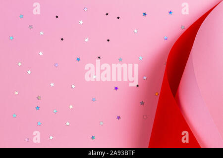 Pastell rosa und rot Papier in geometrische Form mit glitzer sterne. Abstrakte Weihnachten, Neujahr, festlichen Hintergrund Stockfoto