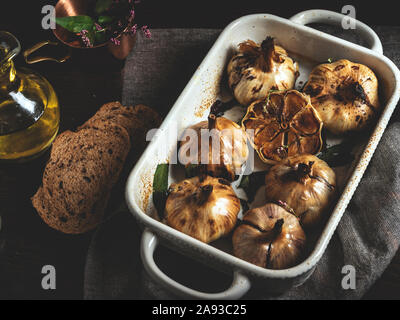 Frischer Knoblauch in Olivenöl rösten. Close Up. Rustikal still life Stockfoto