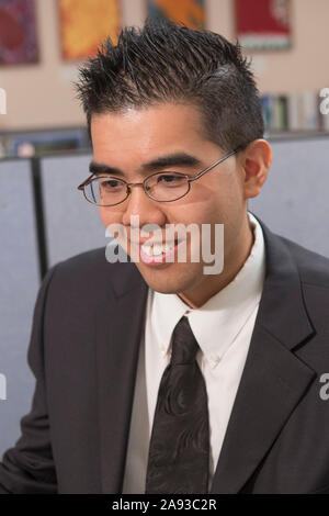 Glücklicher asiatischer Mann mit Autismus, der in einem Büro arbeitet Stockfoto