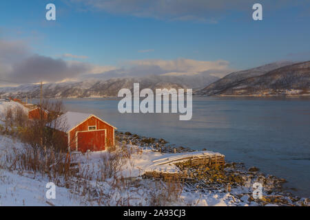 Boat House in der Nähe von Kvaløyvågen in Nordnorwegen im Winter Stockfoto