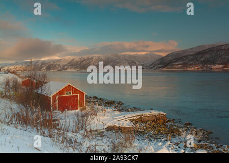 Boat House in der Nähe von Kvaløyvågen in Nordnorwegen im Winter Stockfoto