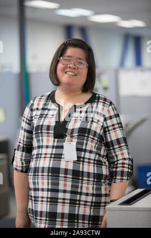 Porträt einer asiatischen Frau mit einer Lerninvalidität in der Arbeit Ein Büro Stockfoto