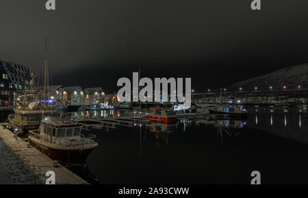 Hafen von Tromsø im Norden Norwegens auf der einen Winter Nacht Stockfoto