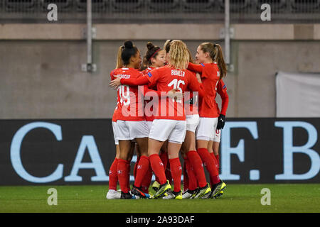 SCHAFFHAUSEN, SCHWEIZ - 12. NOVEMBER: Ramona Bachmann in der Schweiz und ihre Mannschaftskameraden feiern ihren Hut - Trick bei der näheren Bestimmung Fußballspiel der Europameisterschaft der Frauen zwischen der Schweiz und Rumänien zu Lipo Park am 12. November 2019 in Schaffhausen, Schweiz (Foto von Daniela Porcelli/SPP) Stockfoto