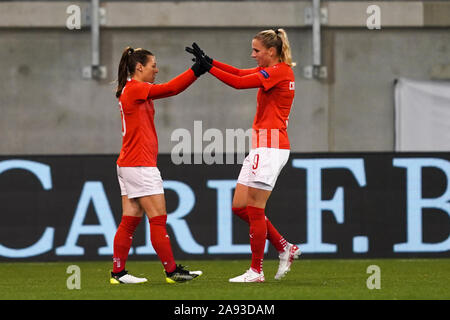 SCHAFFHAUSEN, SCHWEIZ - 12. NOVEMBER: Ramona Bachmann der Schweiz und Ana-Maria Crnogorcevic der Schweiz feiern ihren Hut - Trick bei der näheren Bestimmung Fußballspiel der Europameisterschaft der Frauen zwischen der Schweiz und Rumänien zu Lipo Park am 12. November 2019 in Schaffhausen, Schweiz (Foto von Daniela Porcelli/SPP) Stockfoto