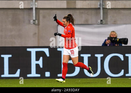 SCHAFFHAUSEN, SCHWEIZ - 12. NOVEMBER: Ramona Bachmann der Schweiz feiert ihren Hut - Trick bei der näheren Bestimmung Fußballspiel der Europameisterschaft der Frauen zwischen der Schweiz und Rumänien zu Lipo Park am 12. November 2019 in Schaffhausen, Schweiz (Foto von Daniela Porcelli/SPP) Stockfoto