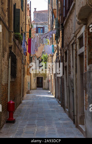 Eine traditionelle alte Straße im Viertel Cannaregio in Venedig in Italien. Stockfoto