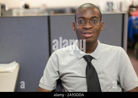 Porträt des afroamerikanischen Mannes mit Autismus in einer Büro Stockfoto