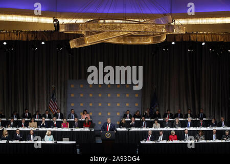 New York, USA. 12 Nov, 2019. Präsident Donald Trump spricht an der ökonomischen Verein von New York Mittagessen am Dienstag, 12. November 2019 an der New York Hilton in Midtown in New York City. Foto von Jason Szenes/UPI Quelle: UPI/Alamy leben Nachrichten Stockfoto