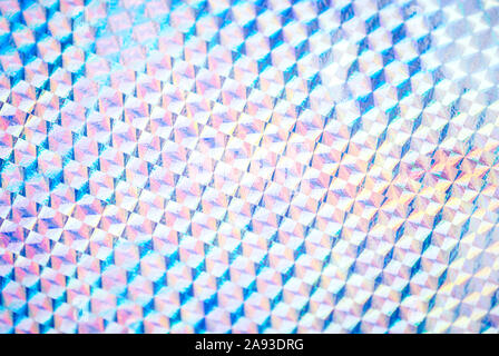 Glänzendes Silber Folie urlaub Geschenkpapier Hintergrund mit geometrischen Regenbögen in Full Frame close-up Stockfoto
