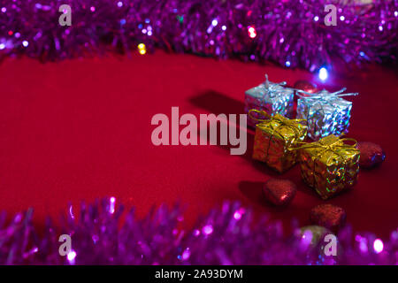 Weihnachten Geschenke Kartons unter hellen Dekorationen und Lichter Stockfoto
