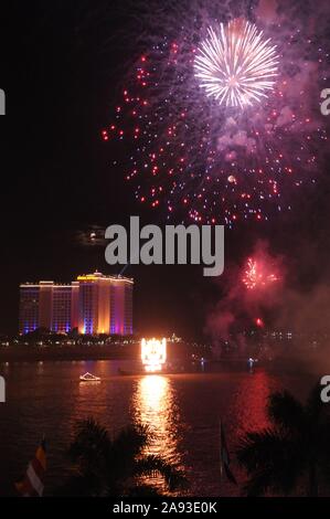 Feuerwerk über dem Sokha das Hotel und den Tonle Sap Fluss während der Kambodschanischen Water Festival, Phnom Penh, Kambodscha explodieren. © kraig Lieb Stockfoto