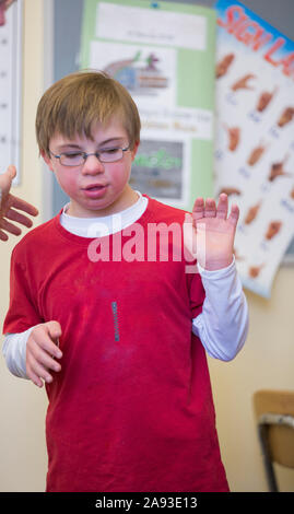 Junge mit Down-Syndrom in einer Schule Klassenzimmer Stockfoto