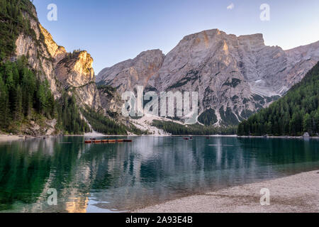 In friedlichen alpinen See Pragser Dolomiten. Lago di Braies, Italien, Europa. Malerische Bild der italienischen Alpen. Stockfoto