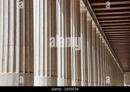 Collonades in Stoa des Attalos, in dem sich das Museum der antiken Agora, in der antiken Agora des klassischen Athen komplex. Athen, Griechenland Stockfoto