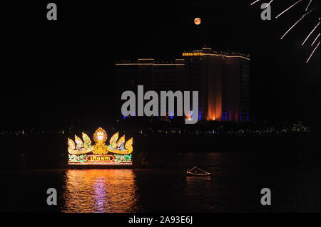 Feuerwerk über dem Sokha Hotel w/Full Moon & den Tonle Sap Fluss während der Kambodschanischen Water Festival, Phnom Penh, Kambodscha explodieren. © kraig Lieb Stockfoto