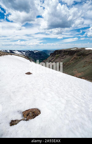 Schneefeld oben wenig Blitzen Schlucht, Steens Mountain, Oregon. Stockfoto