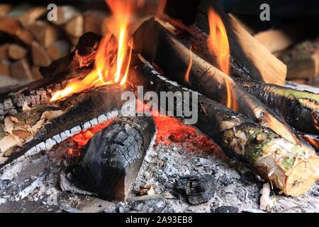In der Nähe von Flammen der ein Lagerfeuer brennen mit Holz und glühende Kohlen Stockfoto