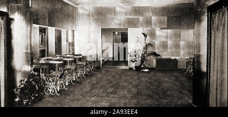 1946 Bild von der Damentoilette in der RAC-club in Glasgow, Schottland, in Rosa dekoriert mit gepunktet rosa Vitroflex (Polymethylmethacrylat) Glas. Die Royal Scottish Automobil Club (Rsac) Sitz wurde ab 1926 in Blythswood Square, Glasgow, mit '... ein elegantes und komfortables Hotel, wo die meisten von Glasgow's Business Community". Auf seiner Höhe hatte es 8.000 Mitglieder. Stockfoto