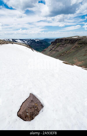 Schneefeld oben wenig Blitzen Schlucht, Steens Mountain, Oregon. Stockfoto