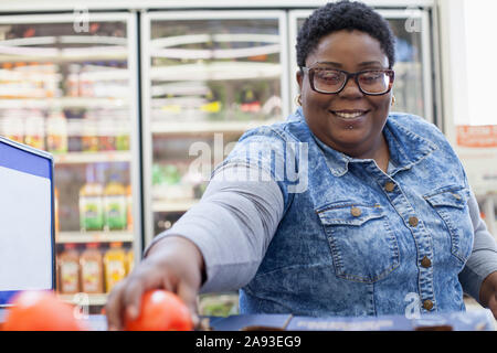 Frau mit bipolarer Störung Einkaufen für Tomaten Stockfoto