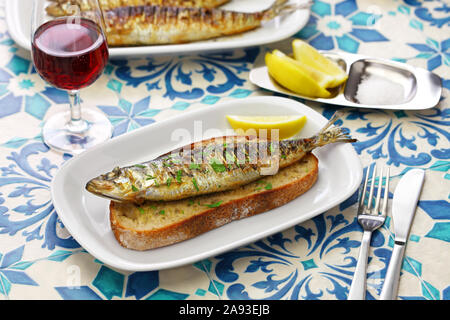 Sardinhas assadas, portugiesisch Sardinen auf geröstetem Brot gegrillt Stockfoto