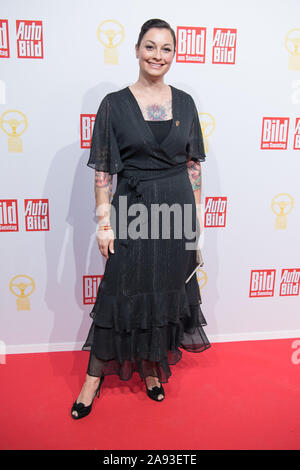 Berlin, Deutschland. 12 Nov, 2019. Lina van de Mars, Moderator, kommt zu dem Goldenen Lenkrad Preisverleihung. Quelle: Jörg Carstensen/dpa/Alamy leben Nachrichten Stockfoto